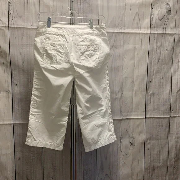 SO ware it declare it, white capris - Picture 2 of 8